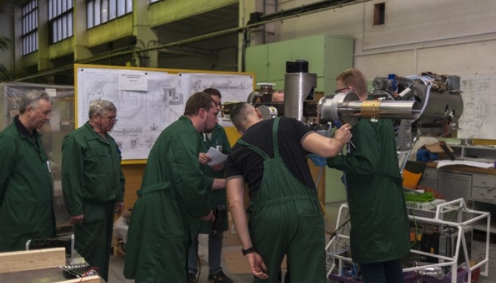 Montaż akceleratora IntraLine (foto: Grzegorz Krzyżewski / NCBJ)