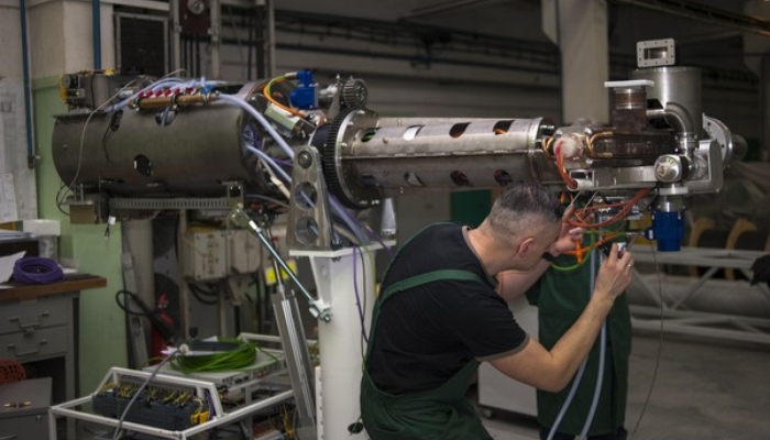 Montaż akceleratora IntraLine (foto: Grzegorz Krzyżewski / NCBJ)