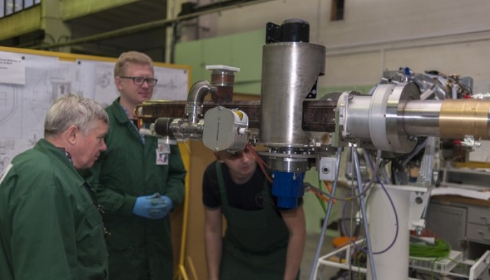 Montaż akceleratora IntraLine (foto: Grzegorz Krzyżewski / NCBJ)