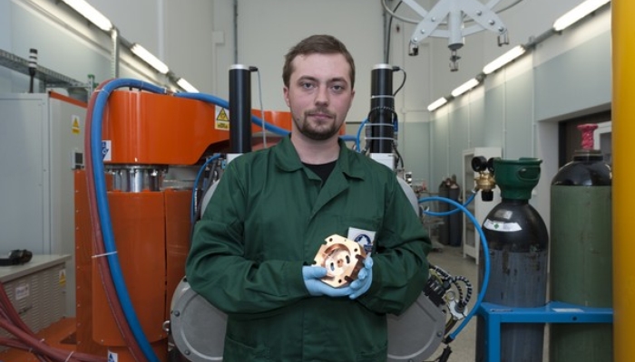 Mgr inź. Grzegorz Kędzierski i element struktury przyspieszającej (foto: Grzegorz Krzyżewski / NCBJ)