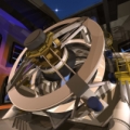 Koncepcja artystyczna teleskopu LSST wewnątrz jego kopuły. LSST przeprowadzi głębokie, dziesięcioletnie badanie obrazowe w sześciu szerokich pasmach optycznych na głównym obszarze badania 18 000 stopni kwadratowych.