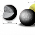 W kuli grafitowej nieco mniejszej od piłki tenisowej mieści się ponad 10000 paliwa TRISO, rys. NCBJ