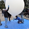 Tuż przed startem balonu z detektorami CosmicWatch (foto: Bartosz Maksiak / NCBJ)