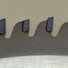 Fot. 3. Zęby piły tarczowej do drewna modyfikowanej za pomocą implantacji jonów. Widoczne różnice w geometrii zębów. (Źródło: NCBJ/PORTA)
