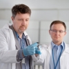 Dr Jacek Rzadkiewicz (z lewej) i dr Rafał Prokopowicz z zasobnikiem do napromieniania próbek w celu produkcji renu 186m (foto: NCBJ)