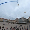 Start misji BHR-21 z płyty Starego Rynku w Bydgoszczy. Widoczne oba balony oraz oba spadochrony. W lewej części kadru widać fragment kapsuły multimedialnej.