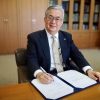 KEK Director General Masanori Yamauchi signs MoU on Hyper-K (foto: UTokyo) 